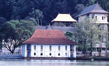 A visit to the Temple of the Tooth - Kandy House - Sri Lanka In Style