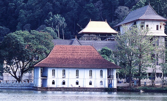 A visit to the Temple of the Tooth - Kandy -  Sri Lanka In Style